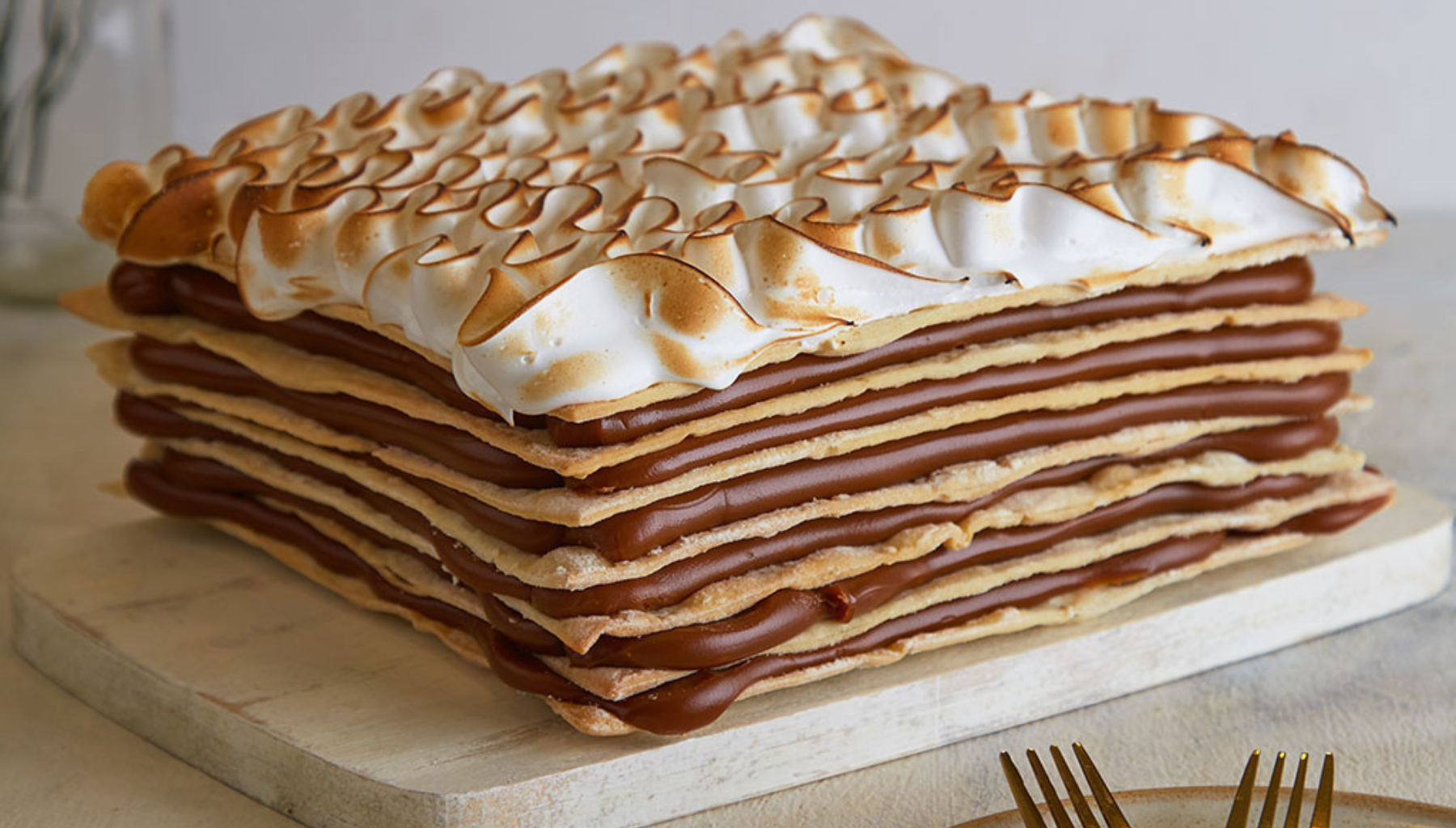 Rogel — traditional Argentine layered pastry cake with dulce de leche and meringue