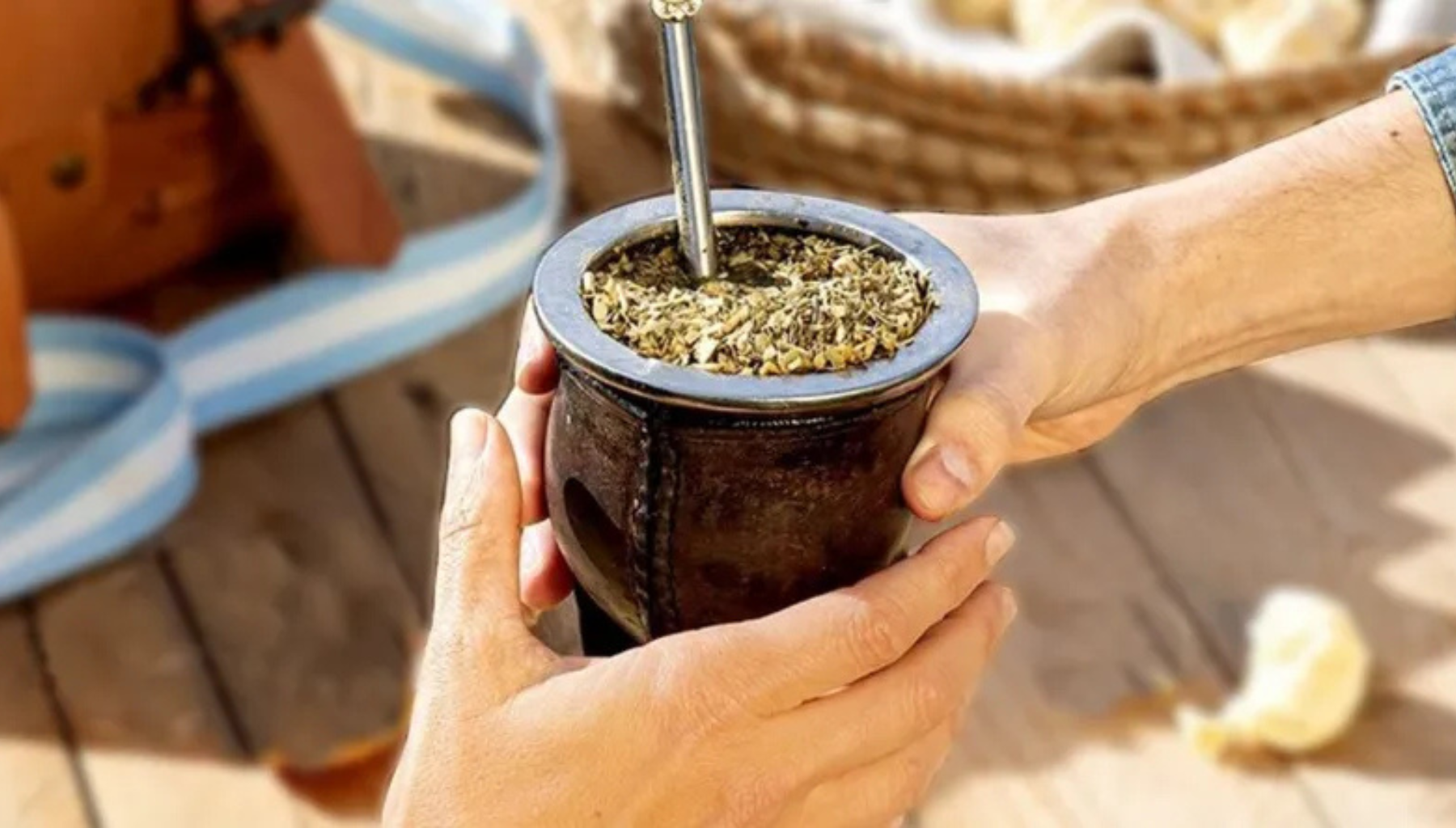 Mains passant un maté dans la tradition