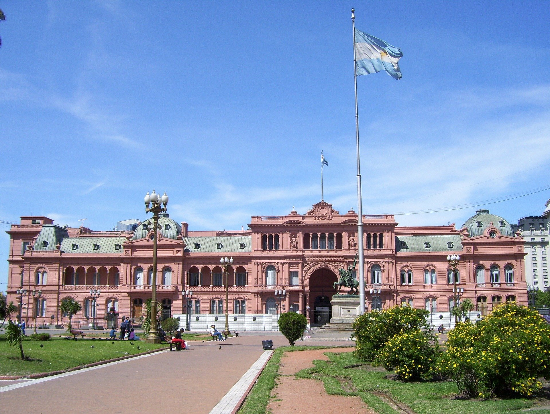The pink Casa Rosada presidential palace with the Argentine flag on Plaza de Mayo