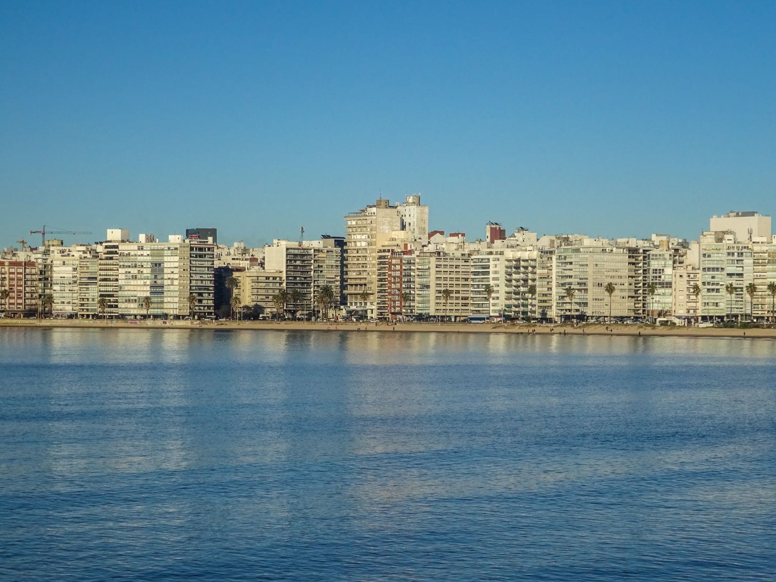 Rambla de Montevideo antes de cruzar el Río de la Plata