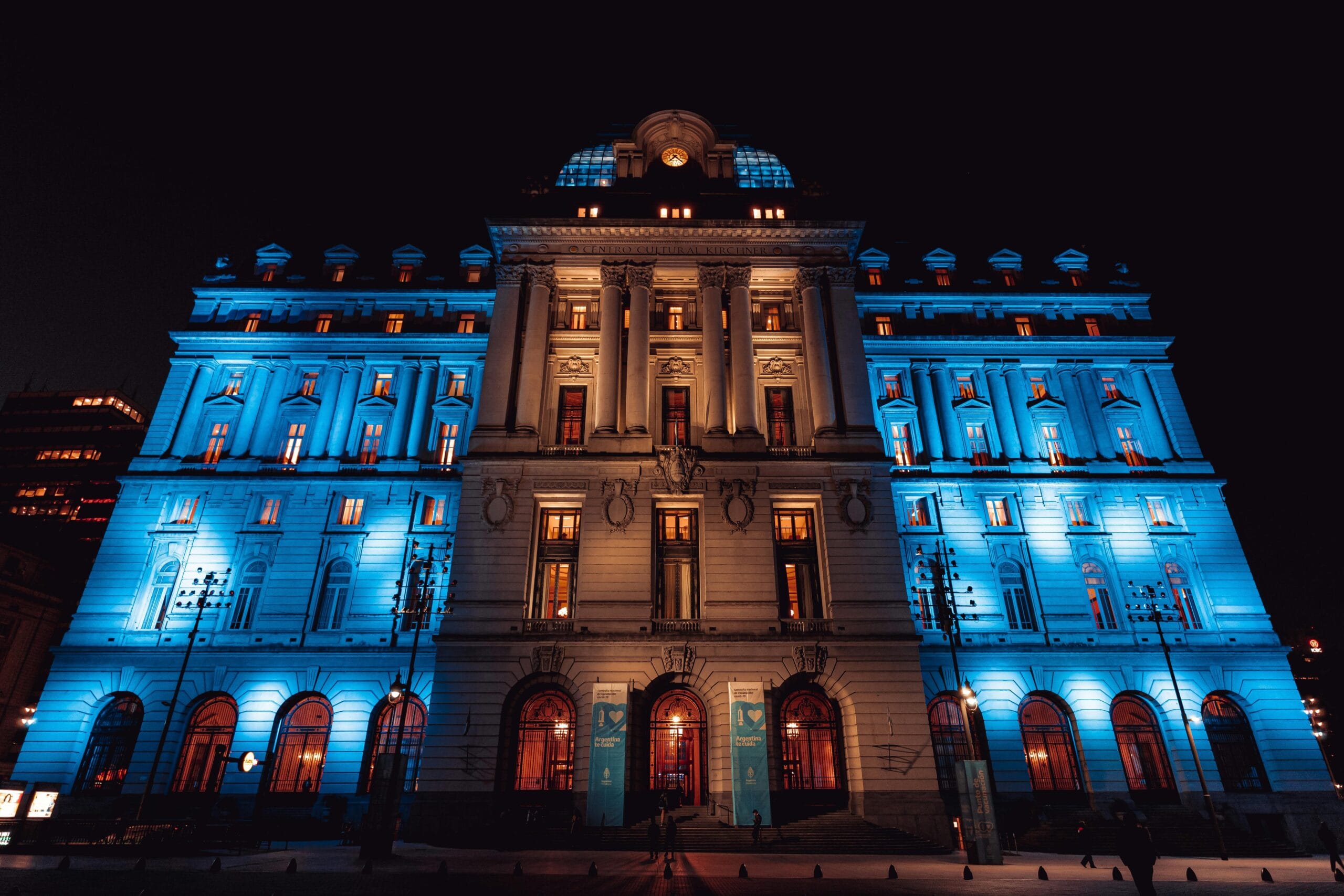 Le Centro Cultural Kirchner illuminé en bleu la nuit, dans le centre de Buenos Aires