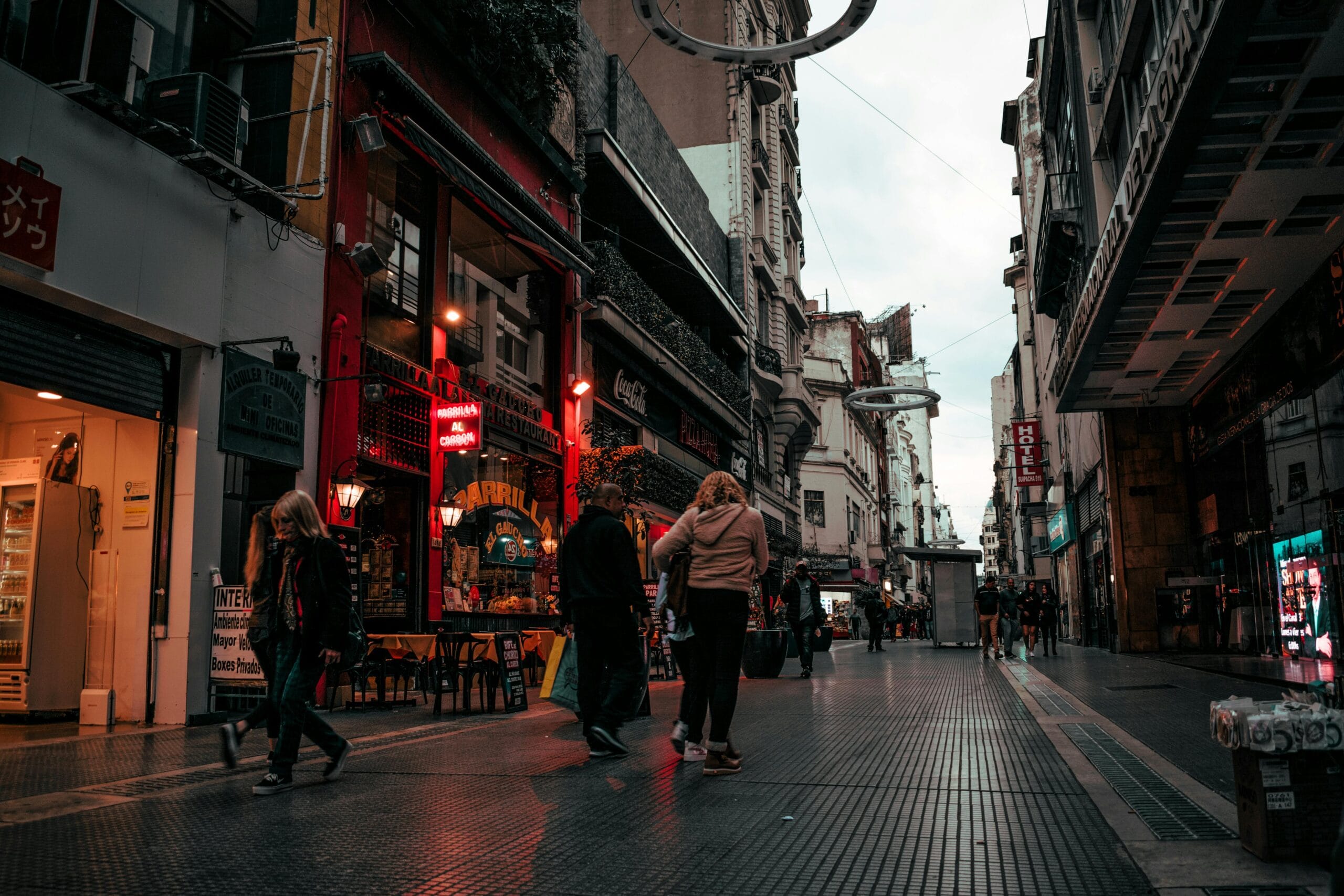 Rue piétonne Lavalle dans le centre de Buenos Aires à la tombée du jour