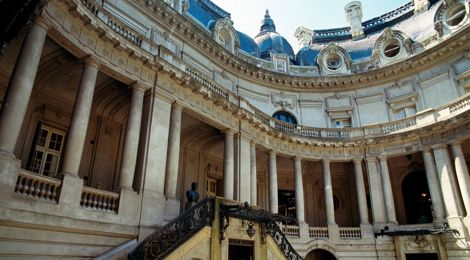 The curved carriage courtyard of the Palacio San Martín in Retiro, with the slate mansard and porthole windows of its Beaux-Arts roof