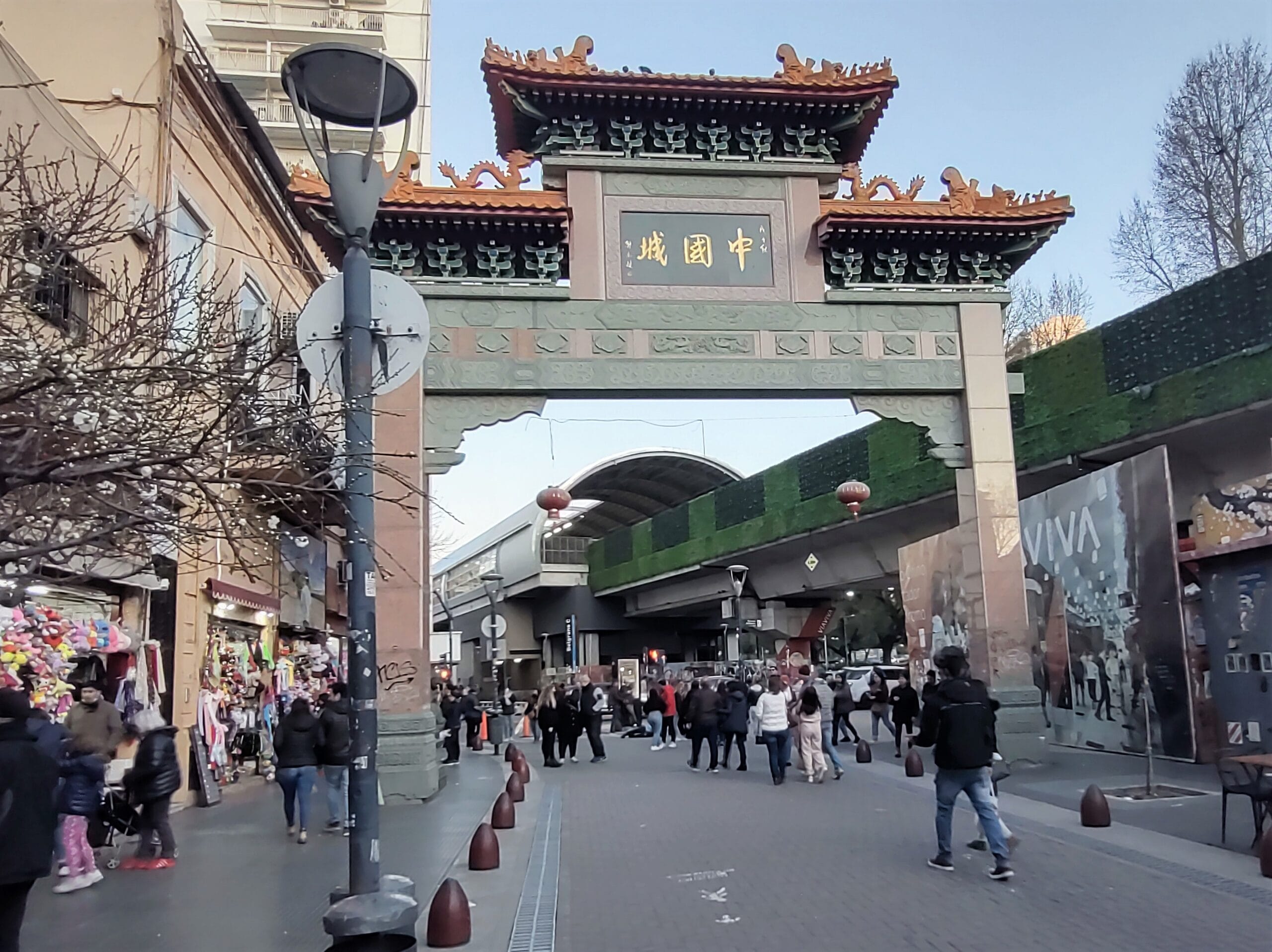 The Chinatown gate at Arribeños and Juramento, Belgrano, with the railway viaduct behind it. Photo: Roberto Fiadone, Wikimedia Commons, CC BY-SA 4.0