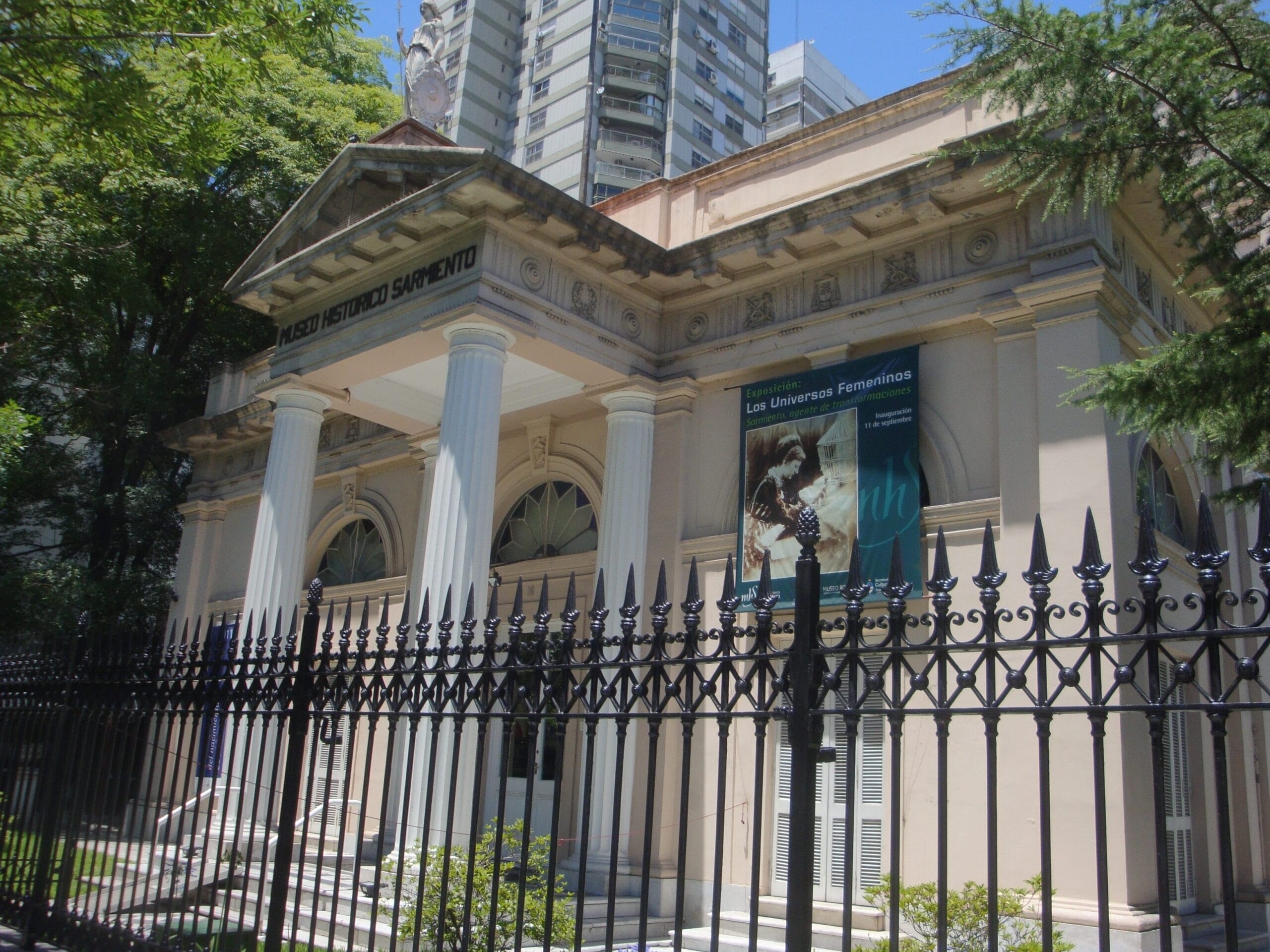 The Museo Histórico Sarmiento, the former town hall of Belgrano, behind its iron railings. Photo: Banfield, Wikimedia Commons, CC BY-SA 2.5 AR