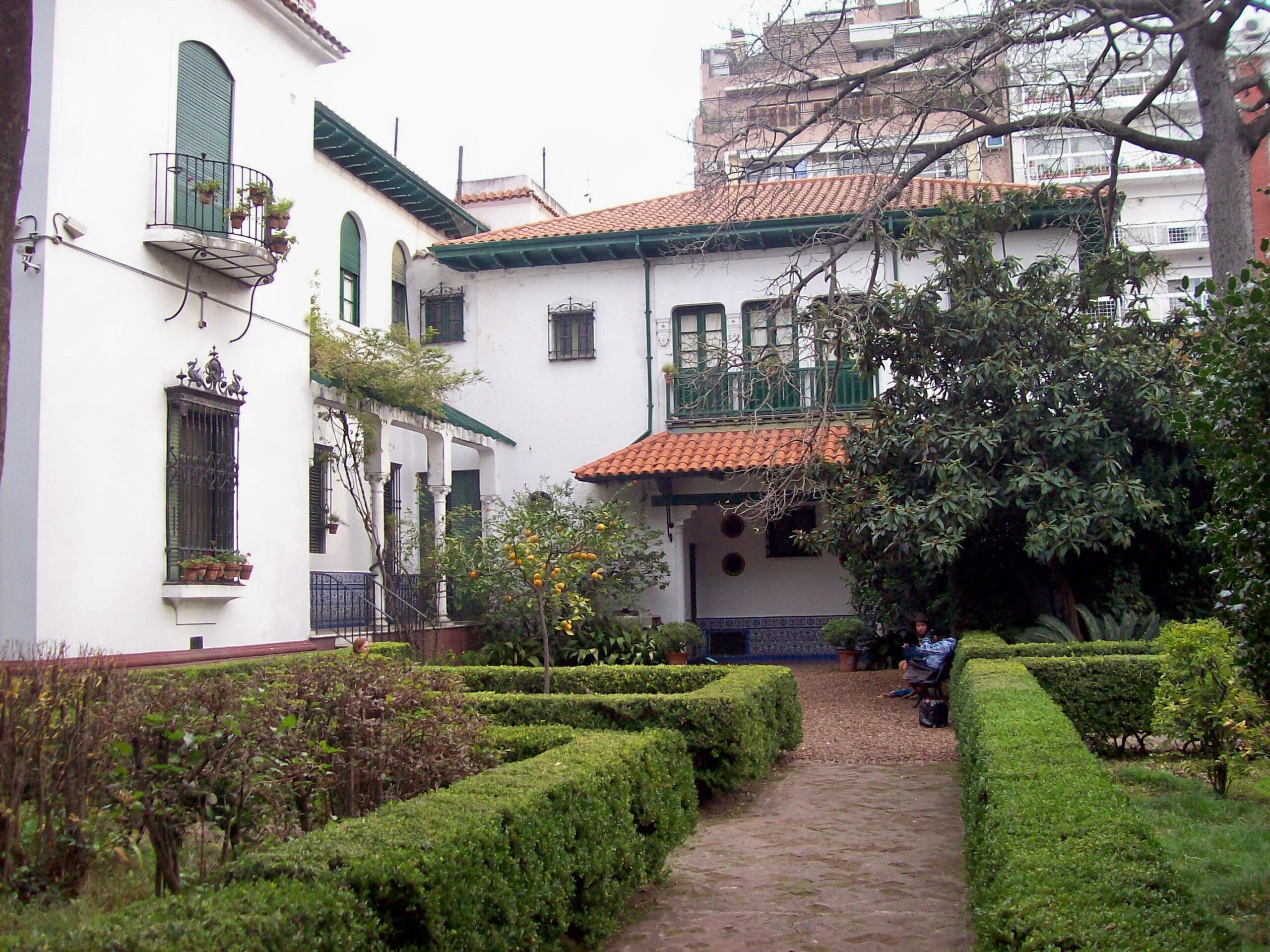 The Andalusian garden of the Museo Larreta, with its clipped box hedges and the white house behind. Photo: Roberto Fiadone, Wikimedia Commons, CC BY-SA 3.0
