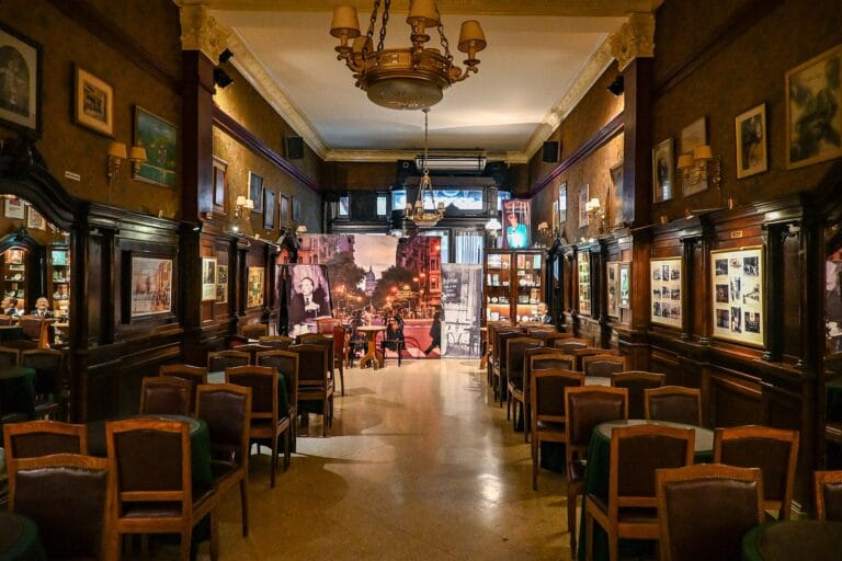Tipping in Argentina: How Much to Leave at Restaurants, Cafés, Hotels, Taxis, Drivers and Guides
